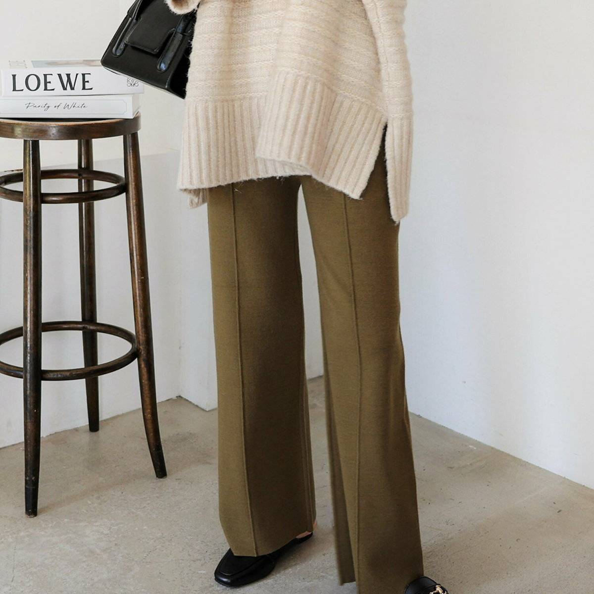 パンツコーデの女性