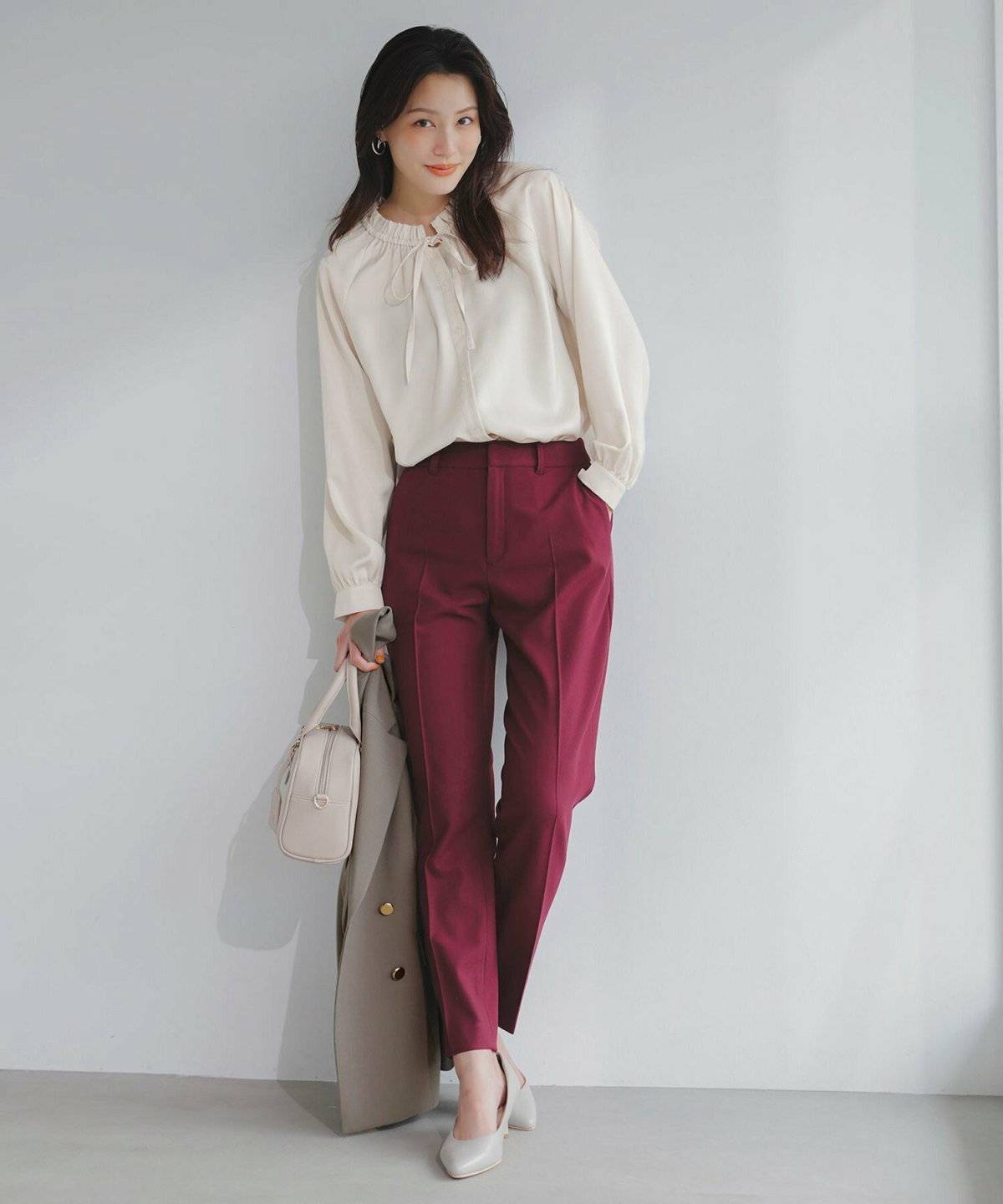 ボルドーパンツの女性