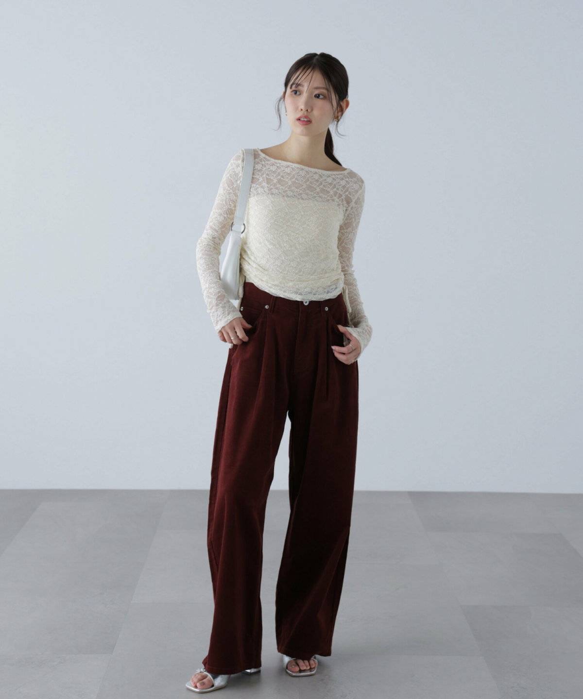 ボルドーのパンツコーデ