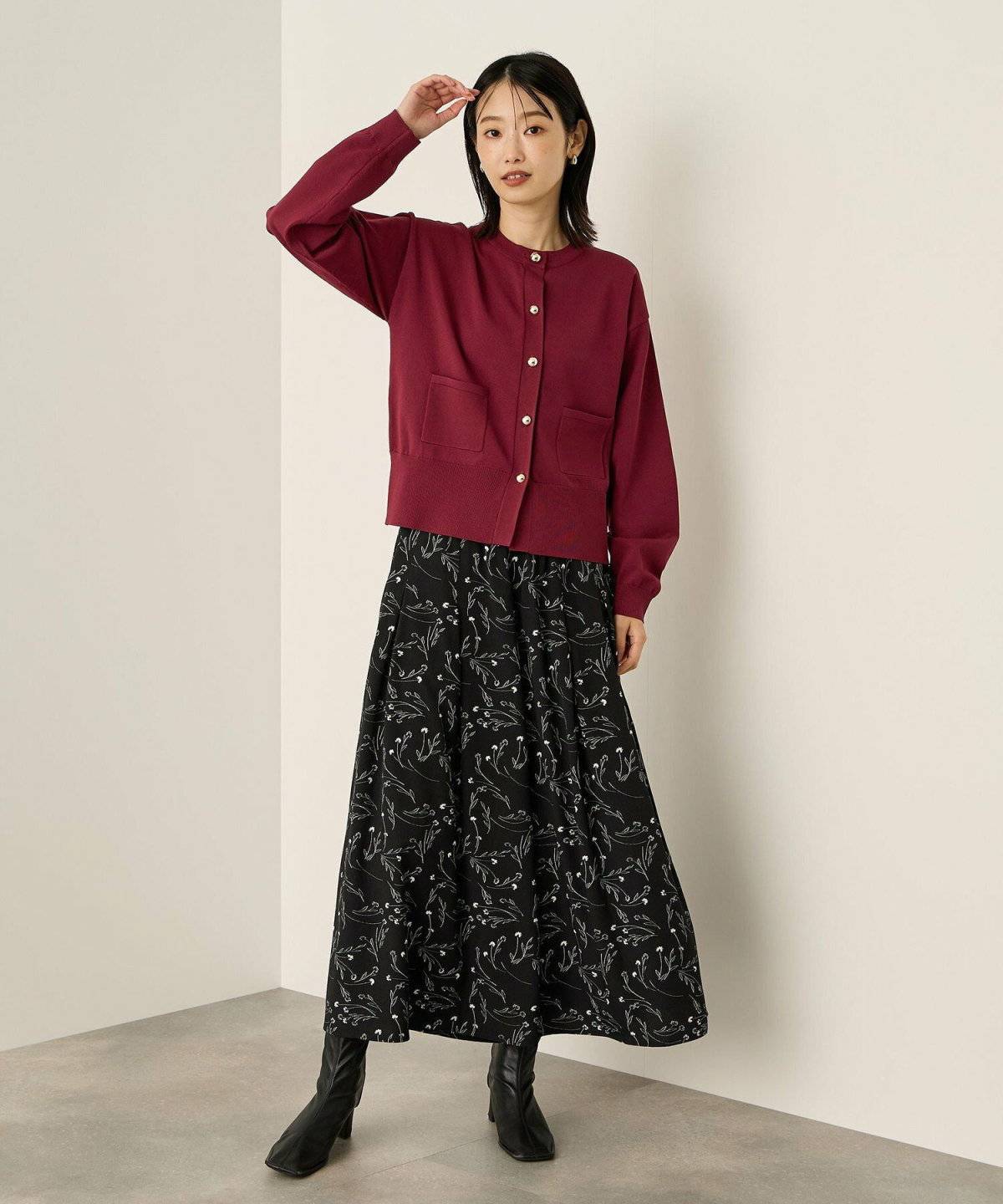 ボルドーカーディガン✕黒のフレアスカート