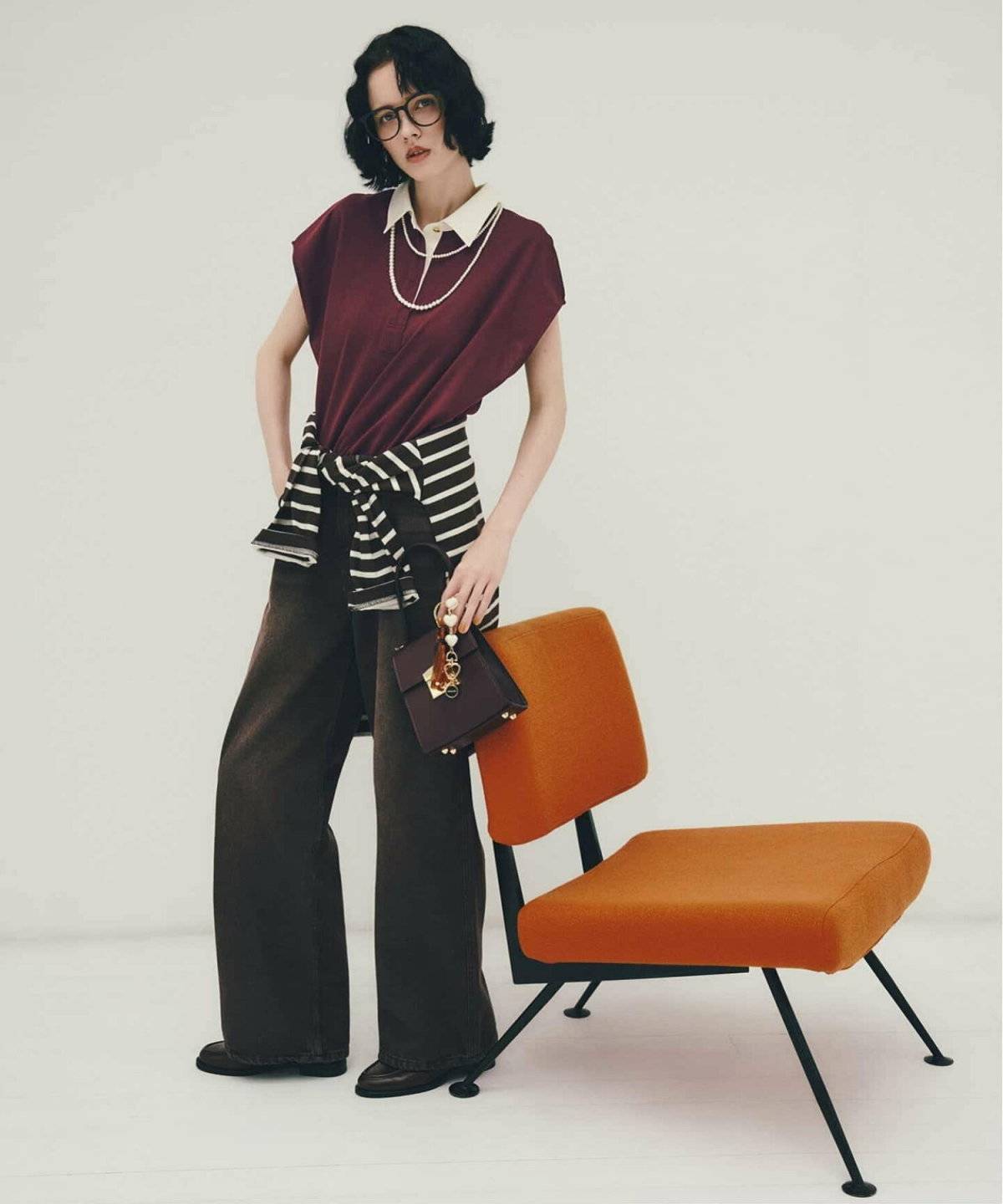 ボルドーシャツ✕グレーパンツパンツの女性