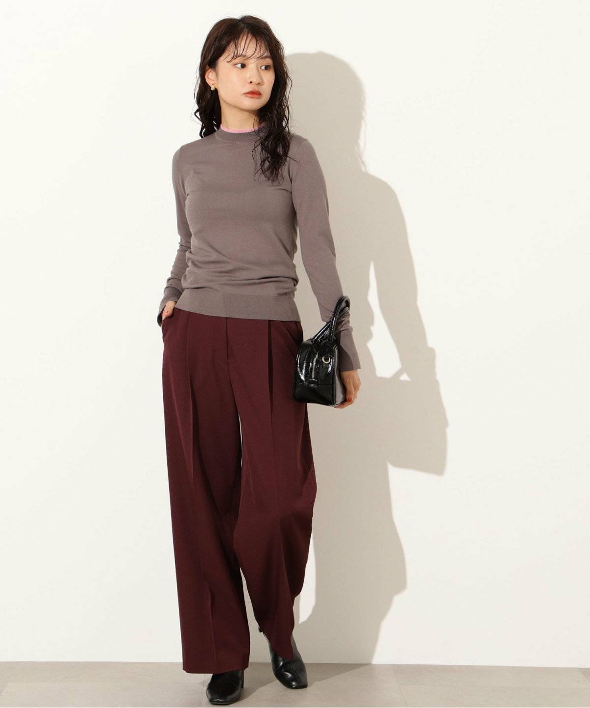 ブラウントップス✕ボルドーパンツの女性