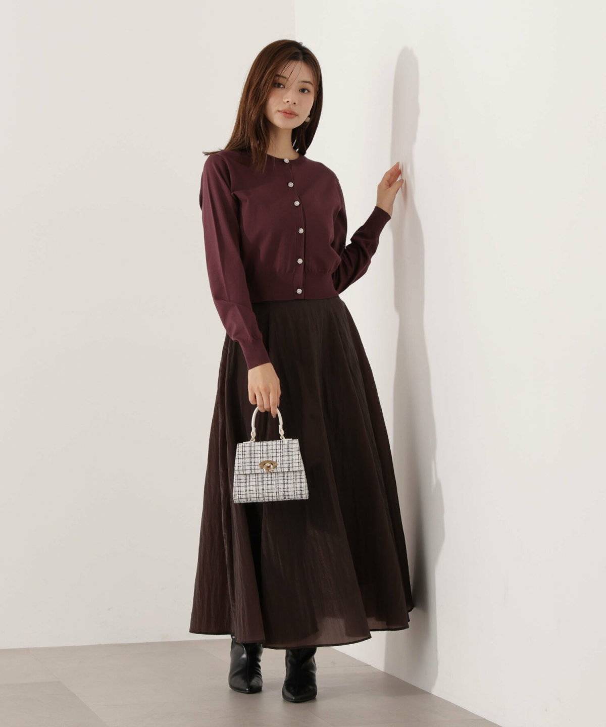 ボルドーニット✕ブラウンカラーコーデの女性