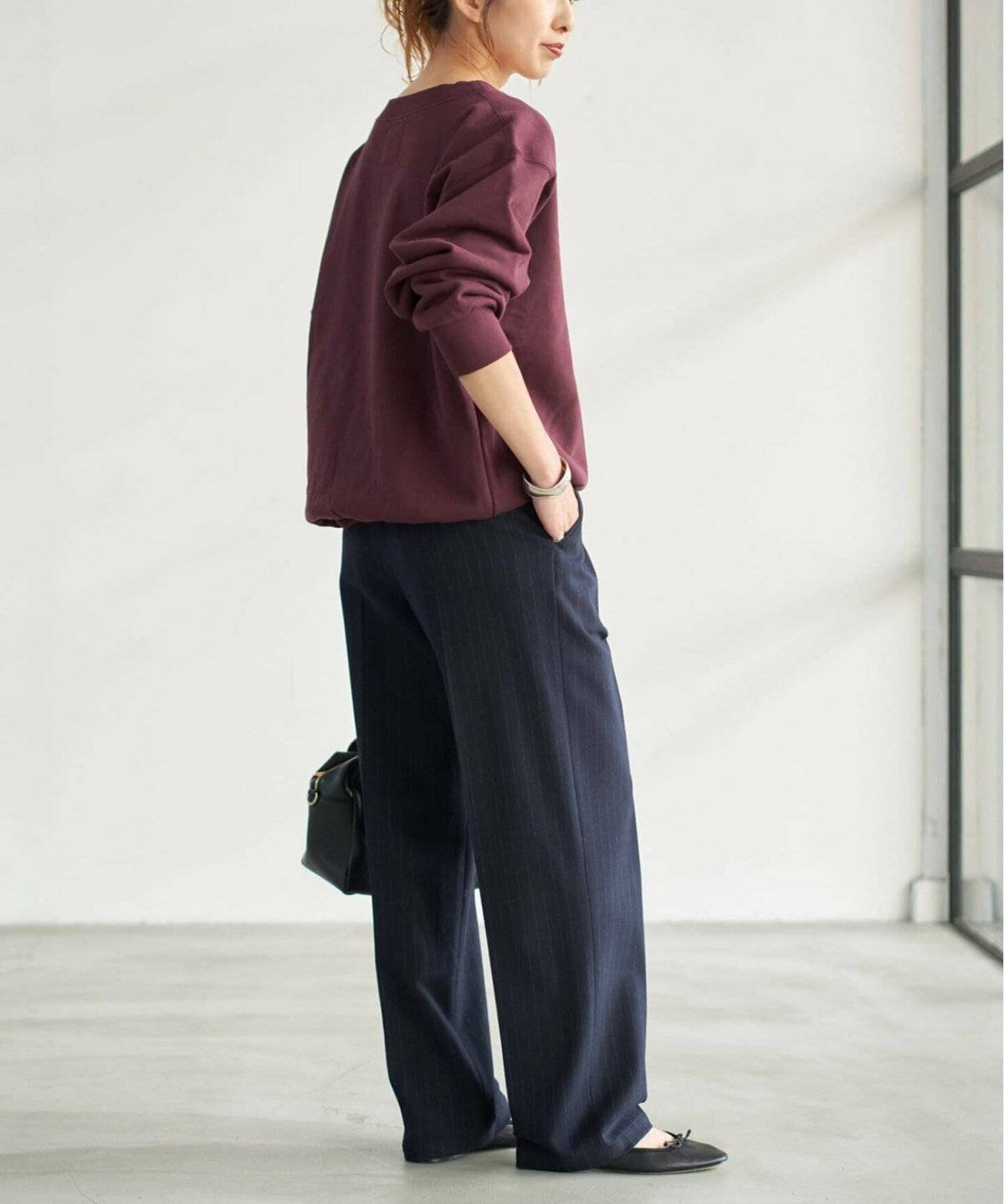 ボルドートップス✕ネイビーパンツの女性