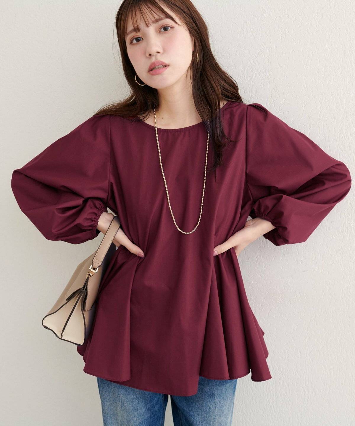 ボルドー✕デニムの女性