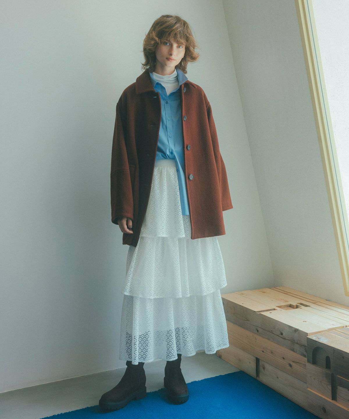 ブルーのシャツ✕ボルドーコート