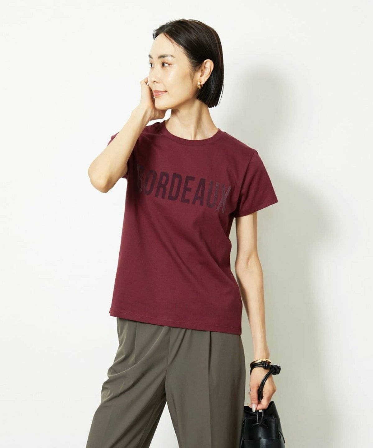 ボルドーTシャツ✕カーキパンツの女性