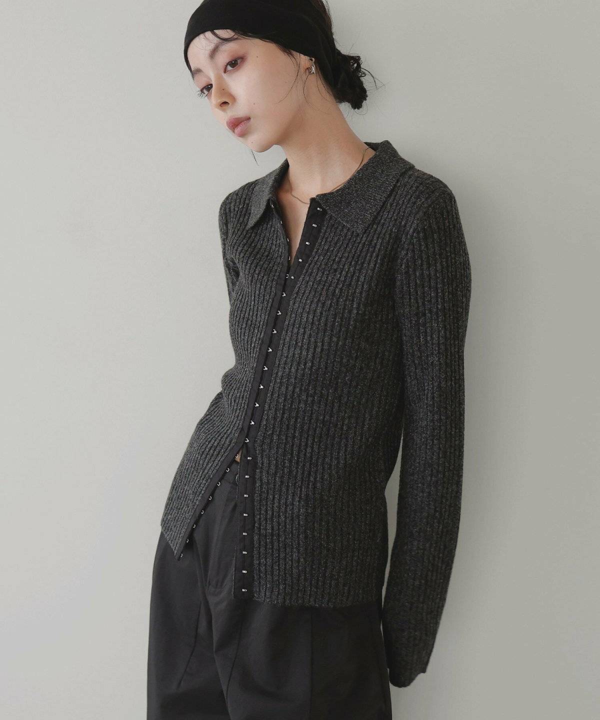 パンツコーデの女性