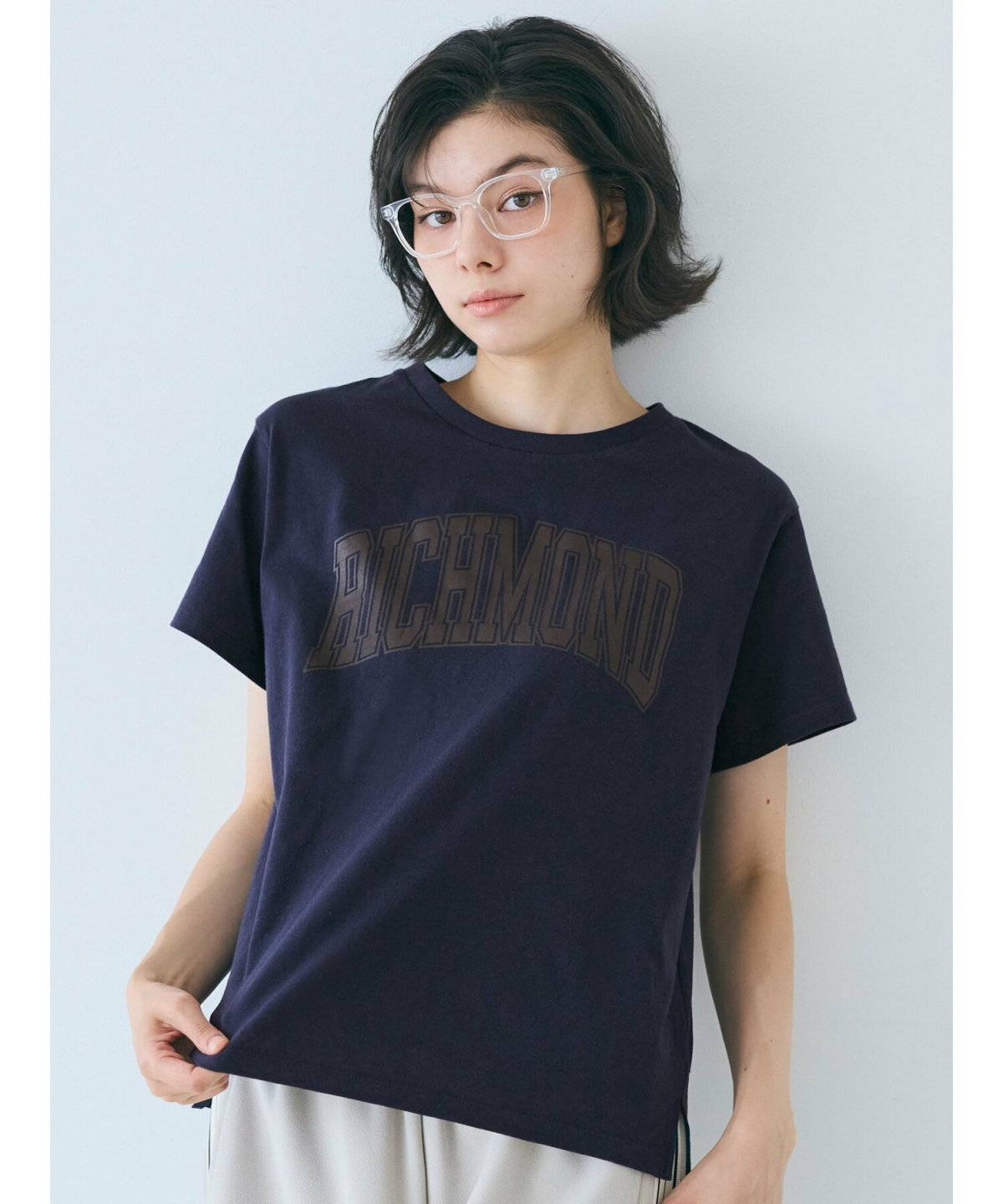 半袖コーデの女性