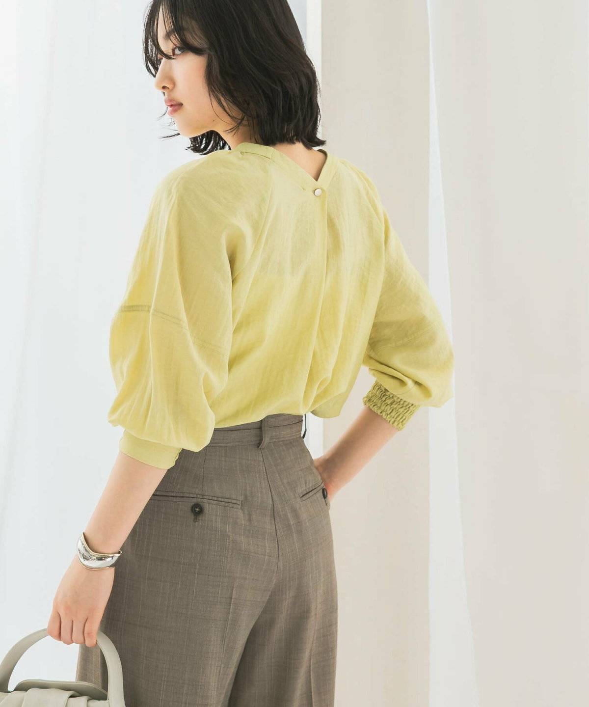 パンツコーデの女性