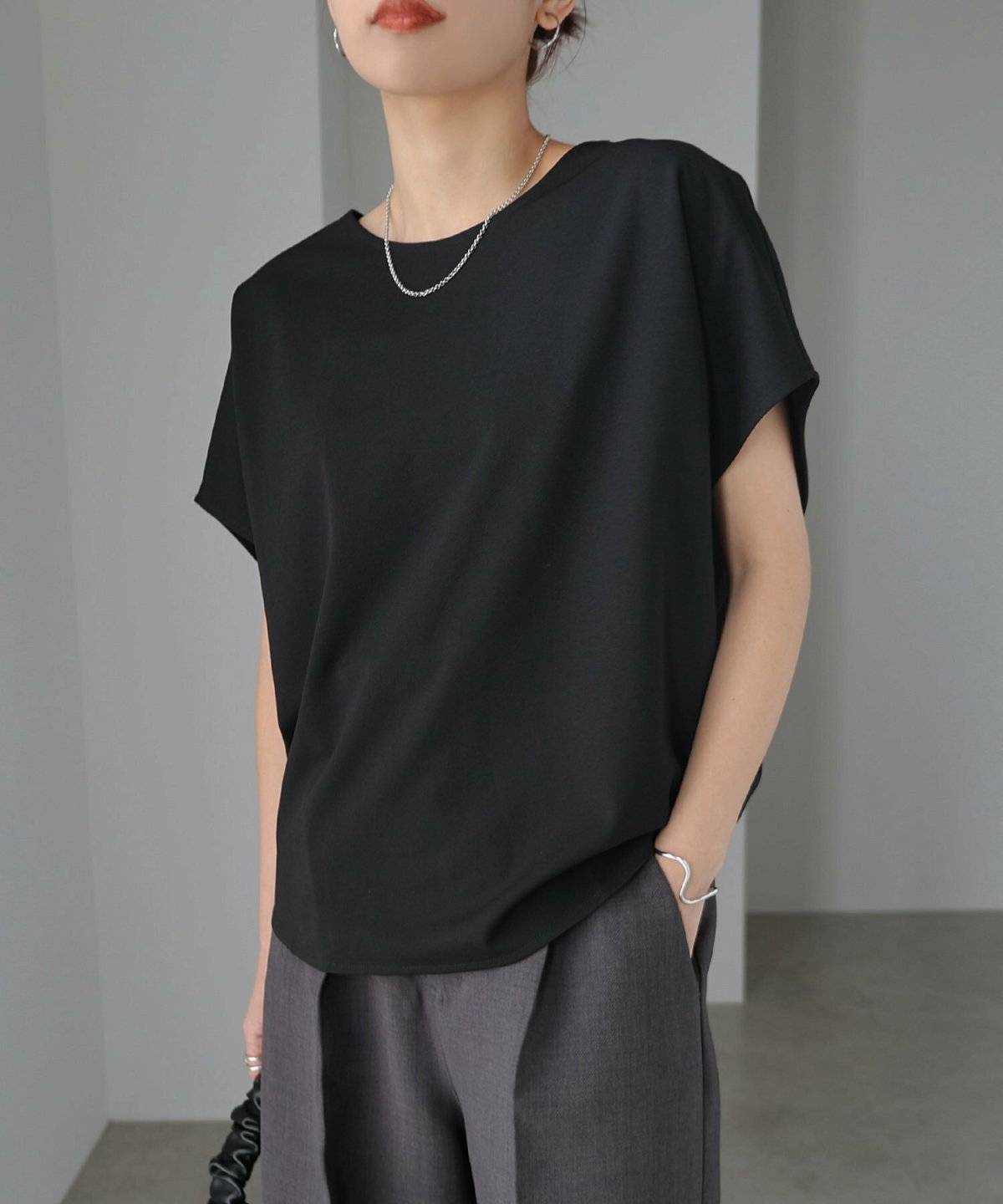 パンツコーデの女性