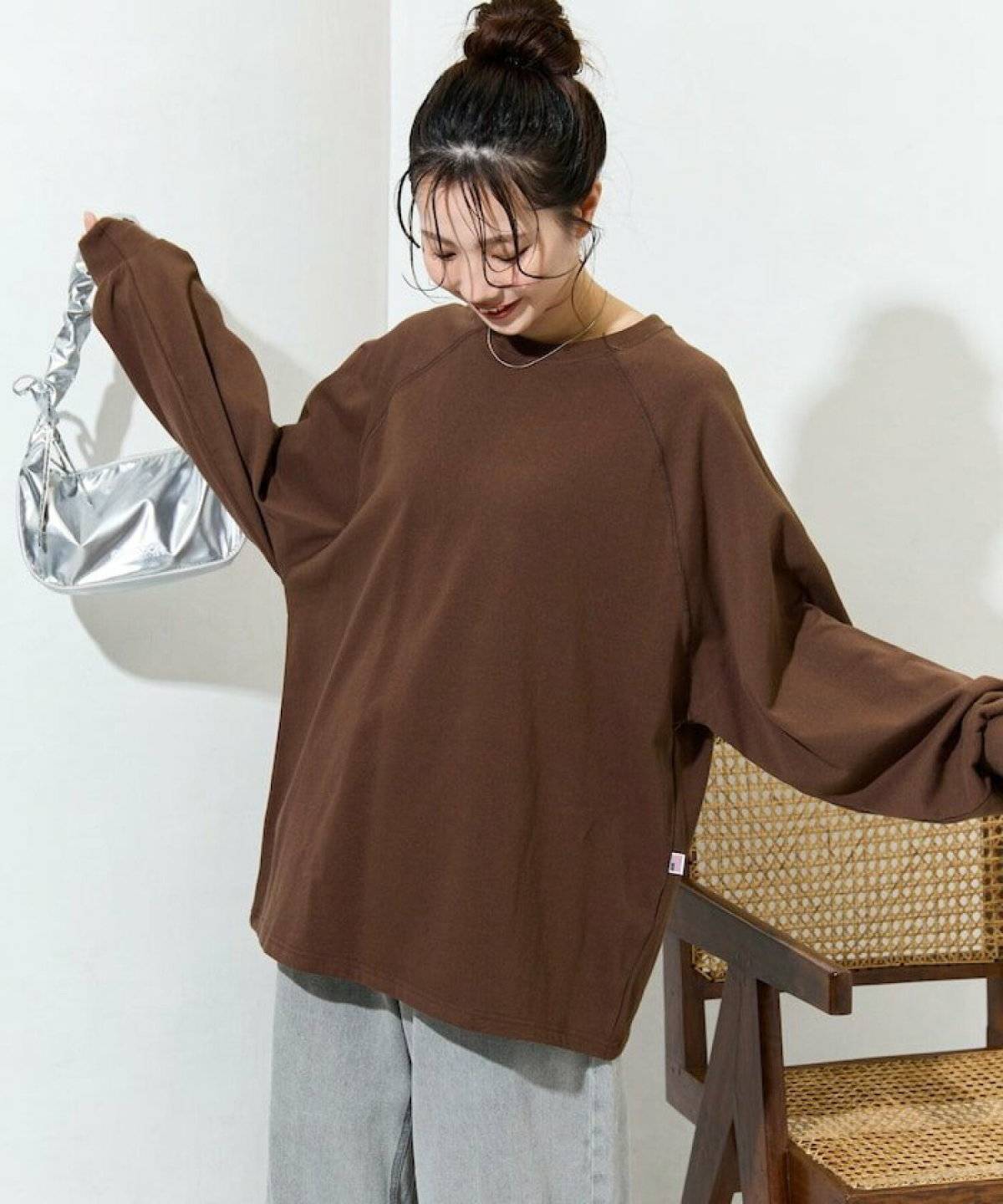 パンツコーデの女性