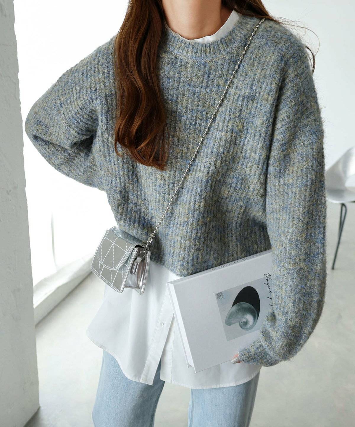 パンツコーデの女性