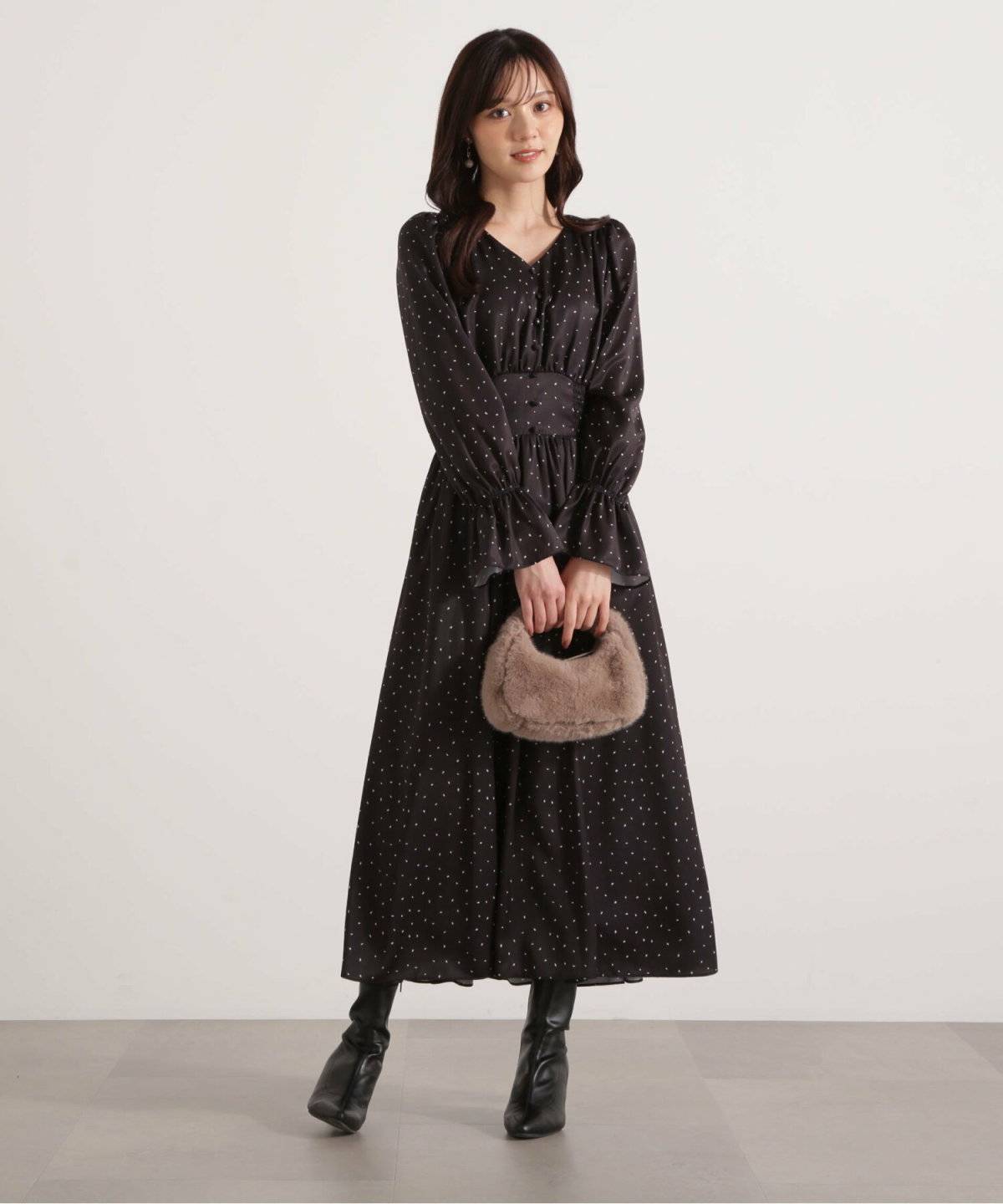 ワンピースコーデの女性