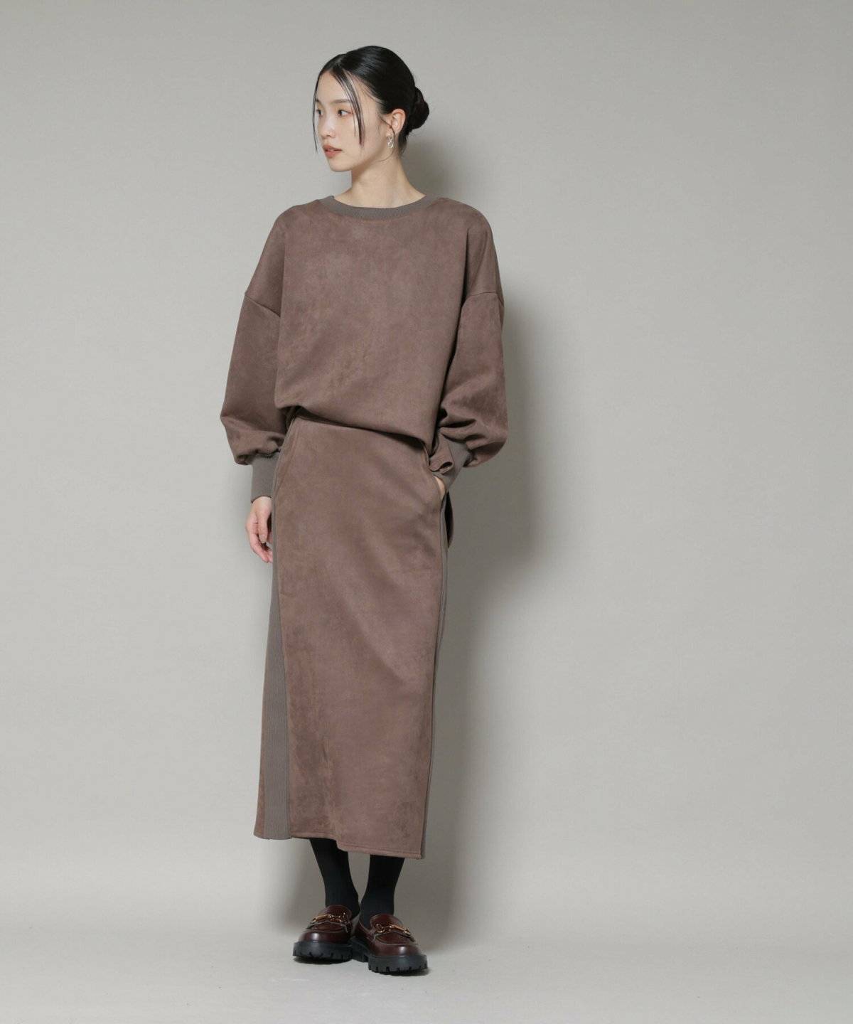 スカートコーデの女性