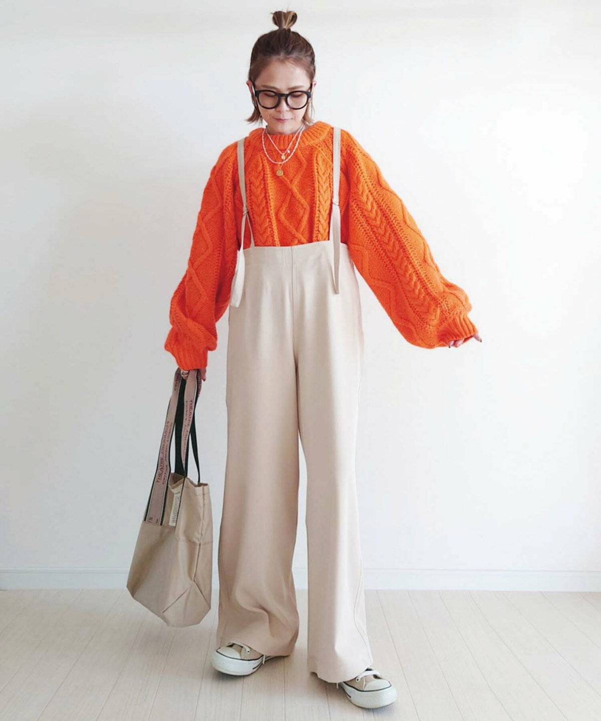 パンツコーデの女性