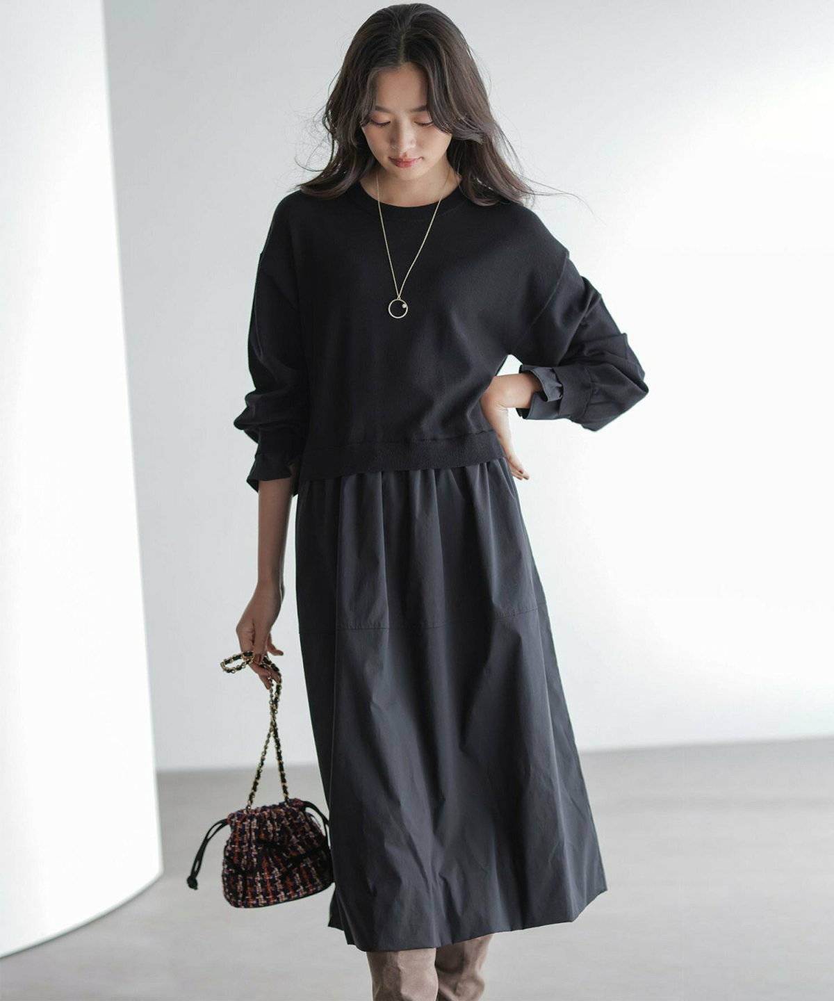 ワンピースコーデの女性