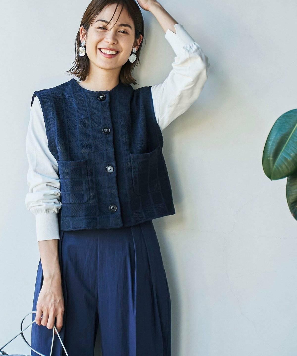 パンツコーデの女性