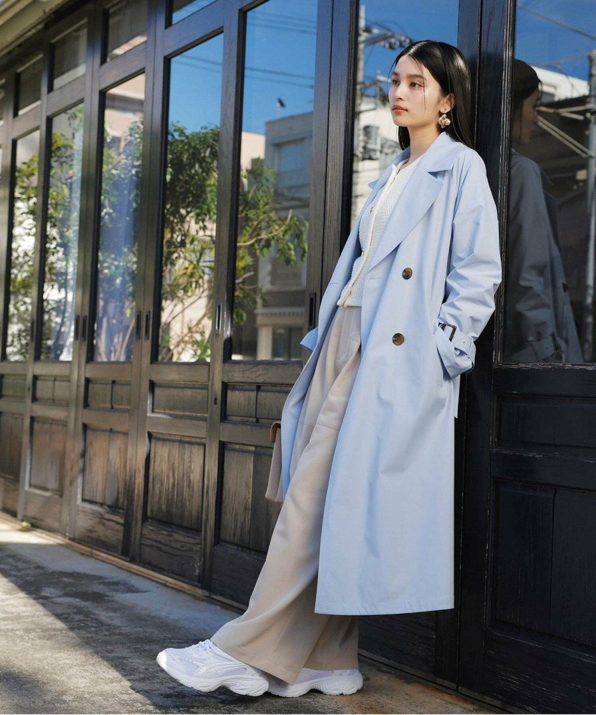 パンツコーデの女性