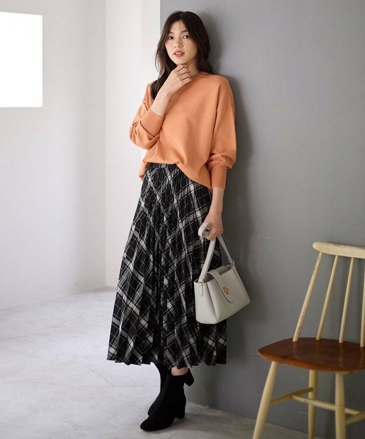 スカートコーデの女性