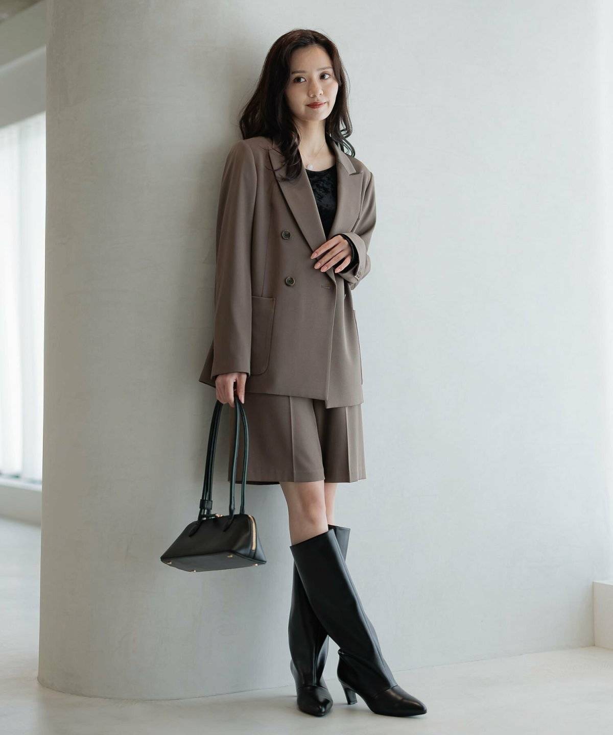 パンツコーデの女性