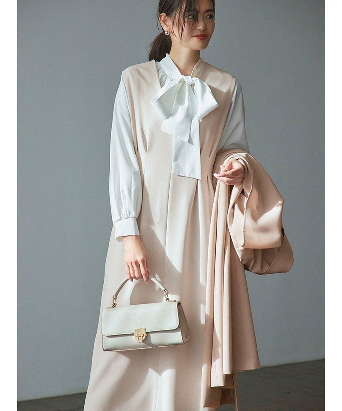 ワンピースを着た女性