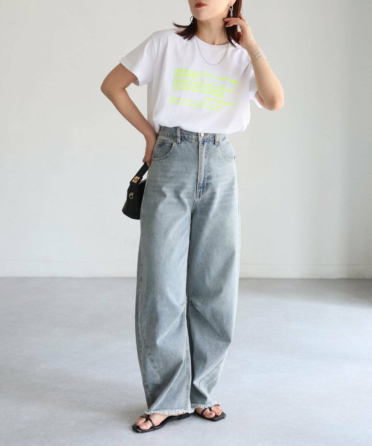 デニムを履いた女性