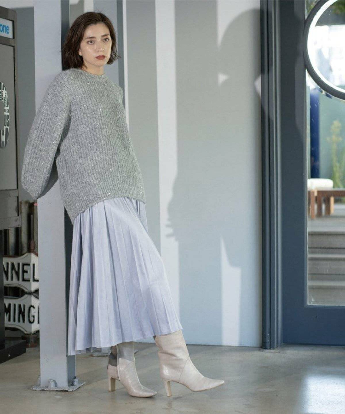 スニーカーを履いた女性