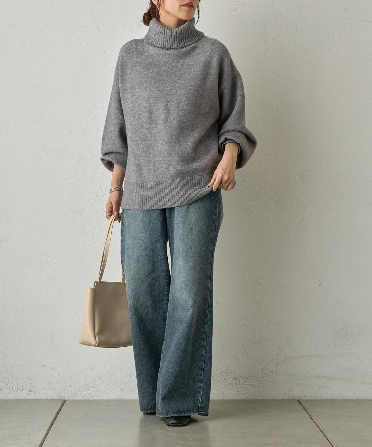 ニットを着た女性