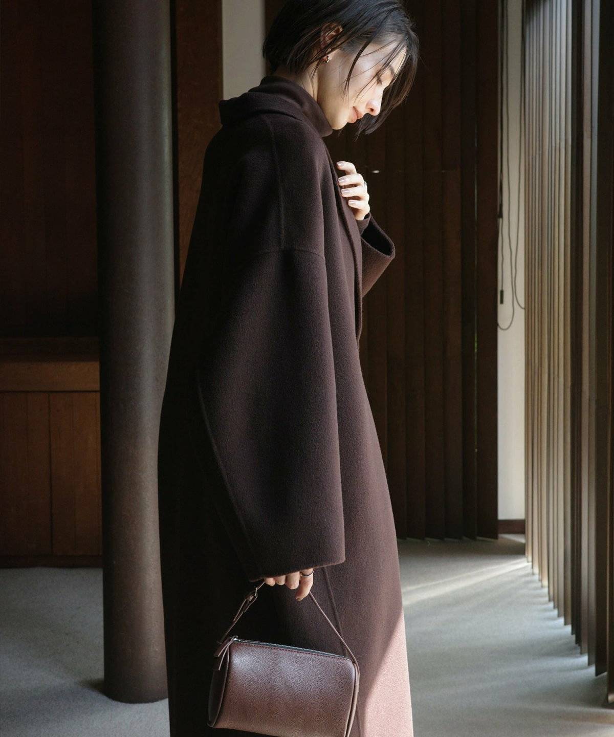 コートを着た女性