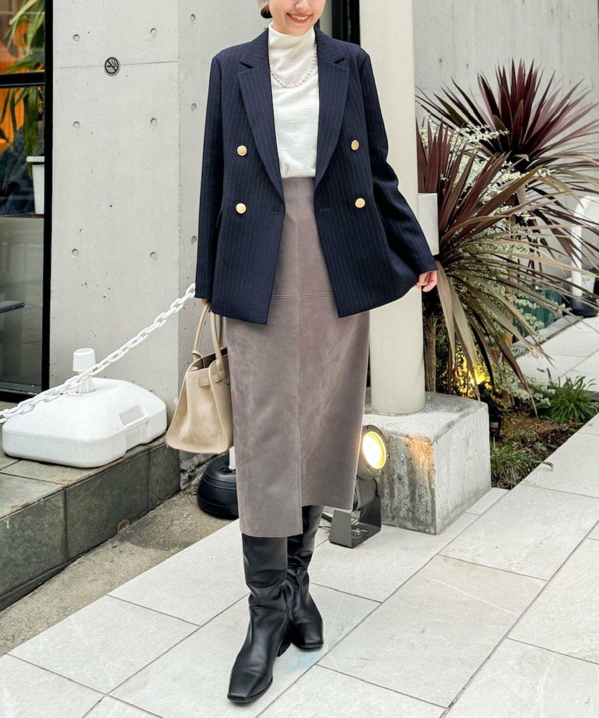 スカートコーデの女性