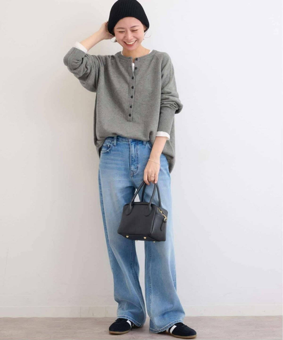 パンツコーデの女性