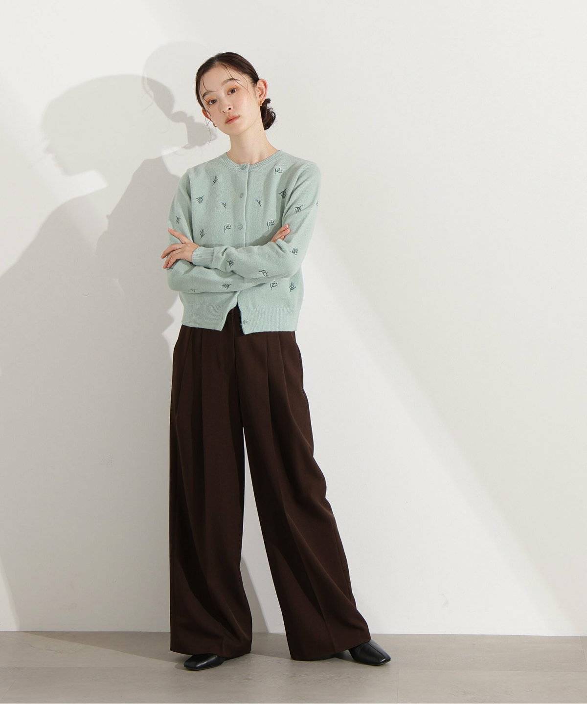 パンツコーデの女性