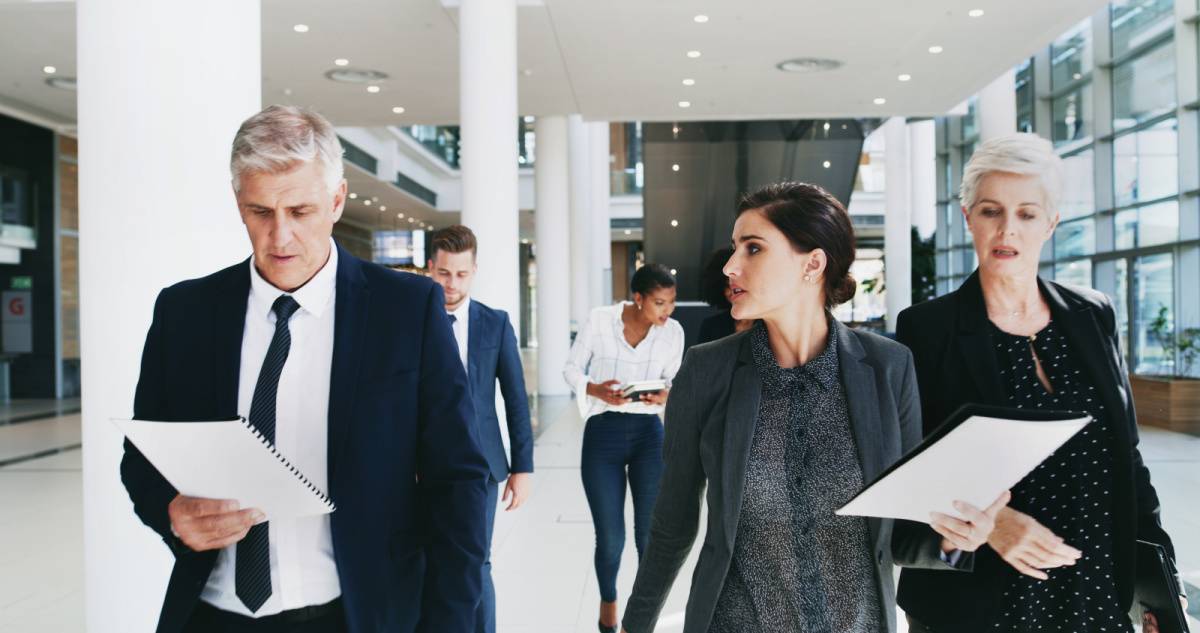 歩きながら話す男女