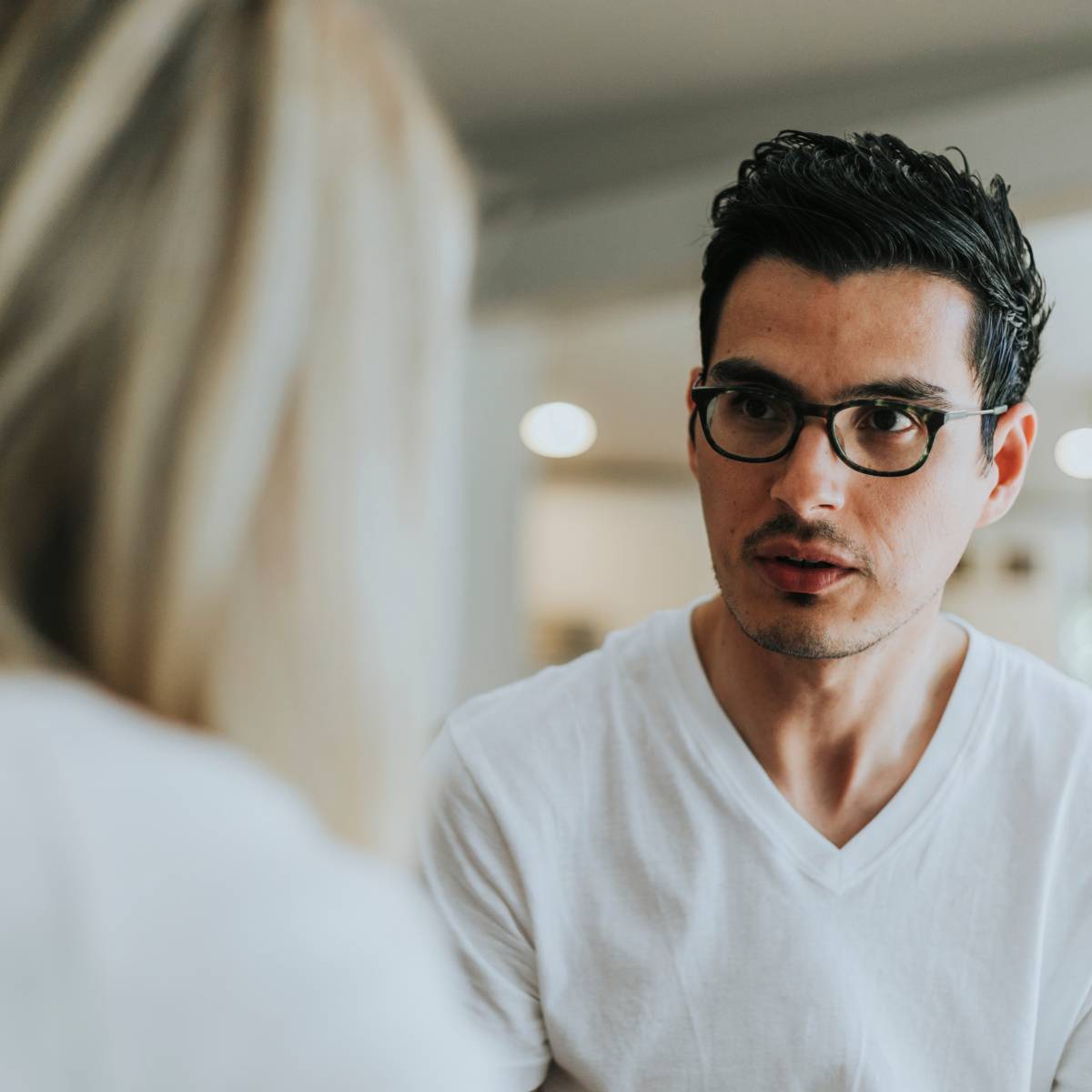女性と真剣に話す男性