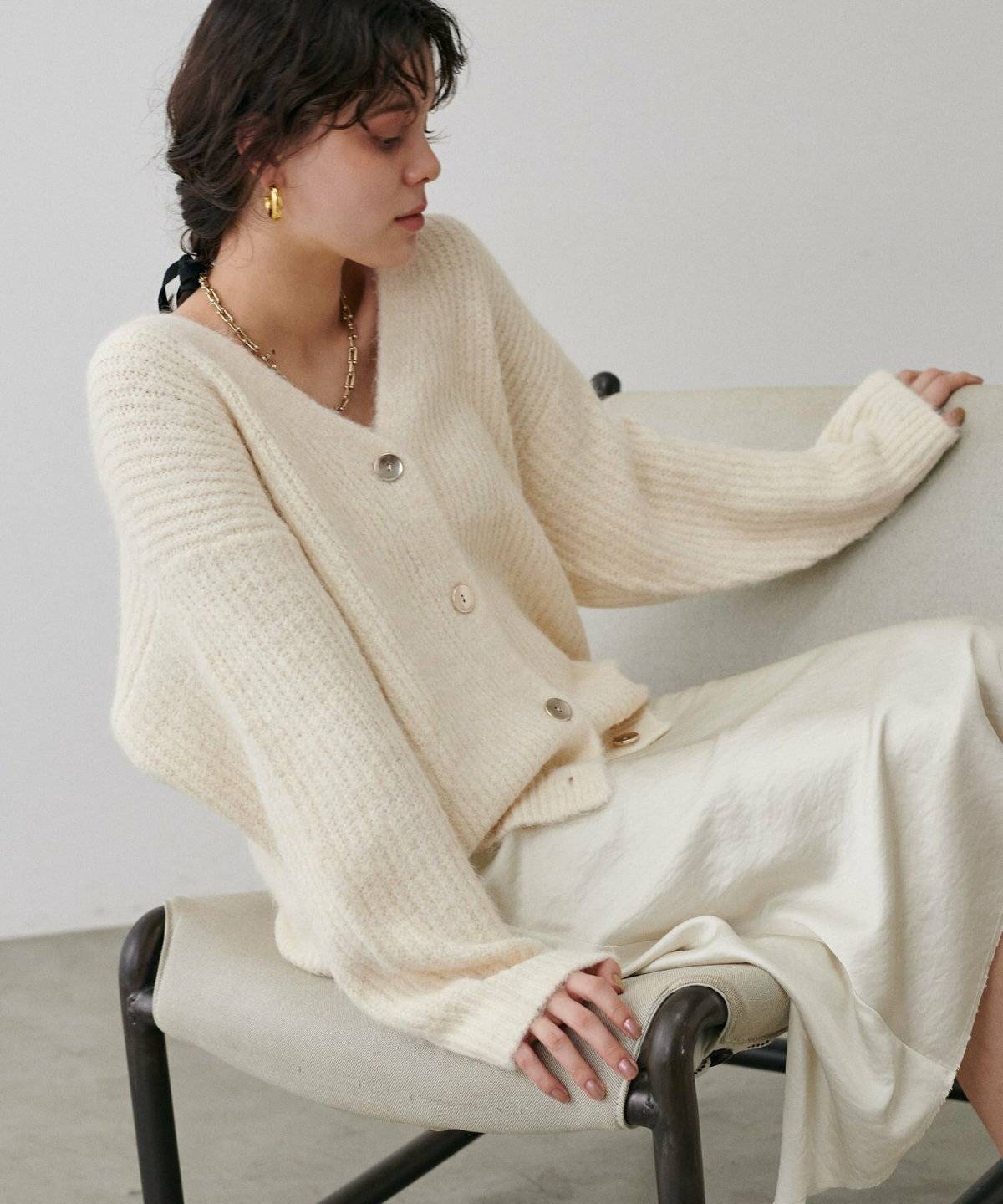 オールホワイトコーデの女性