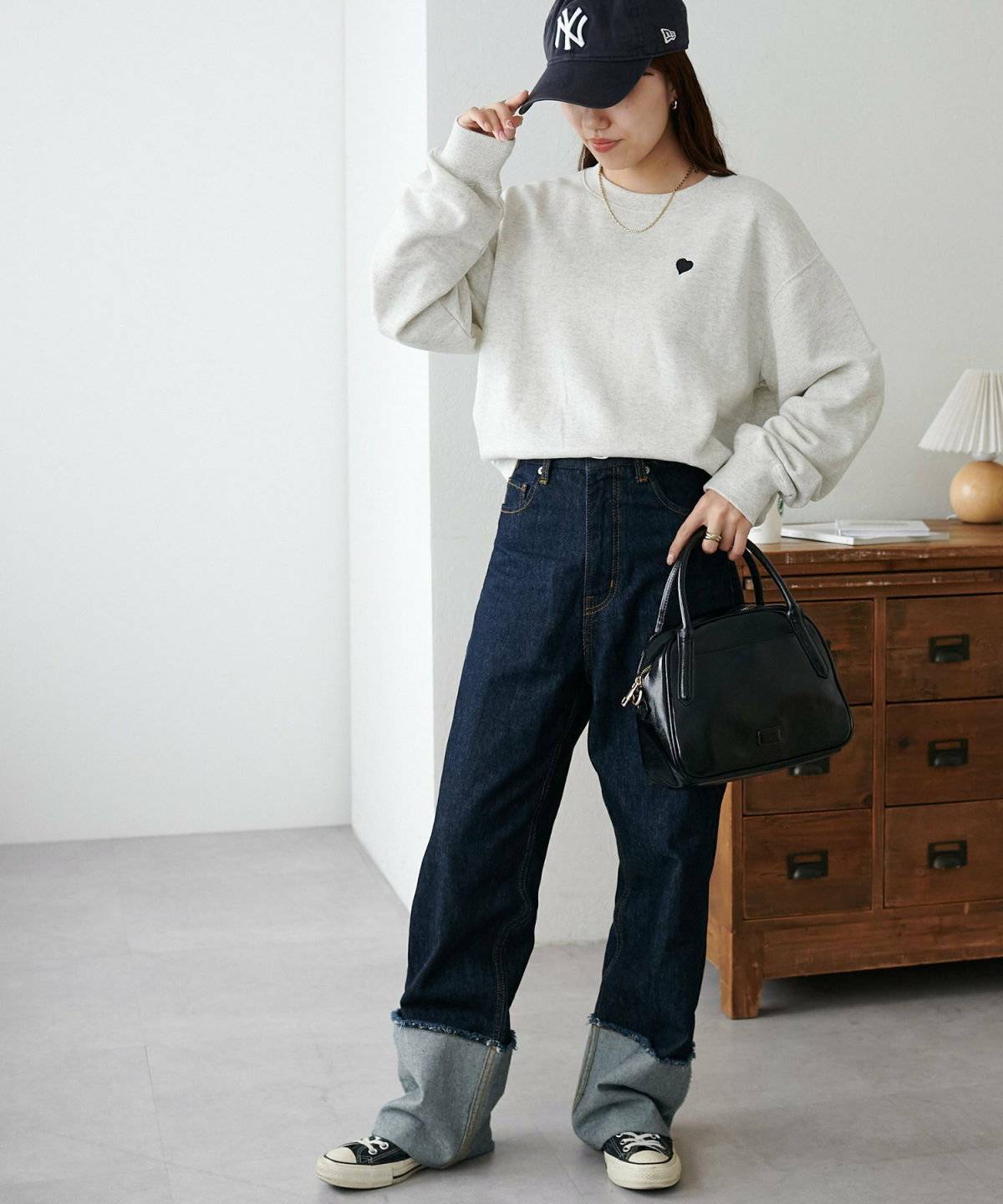 白スウェットにデニムを合わせた女性