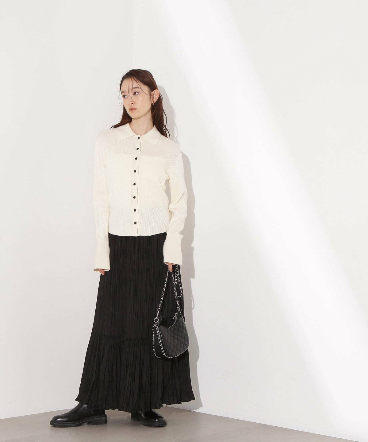 モノトーンコーデの女性