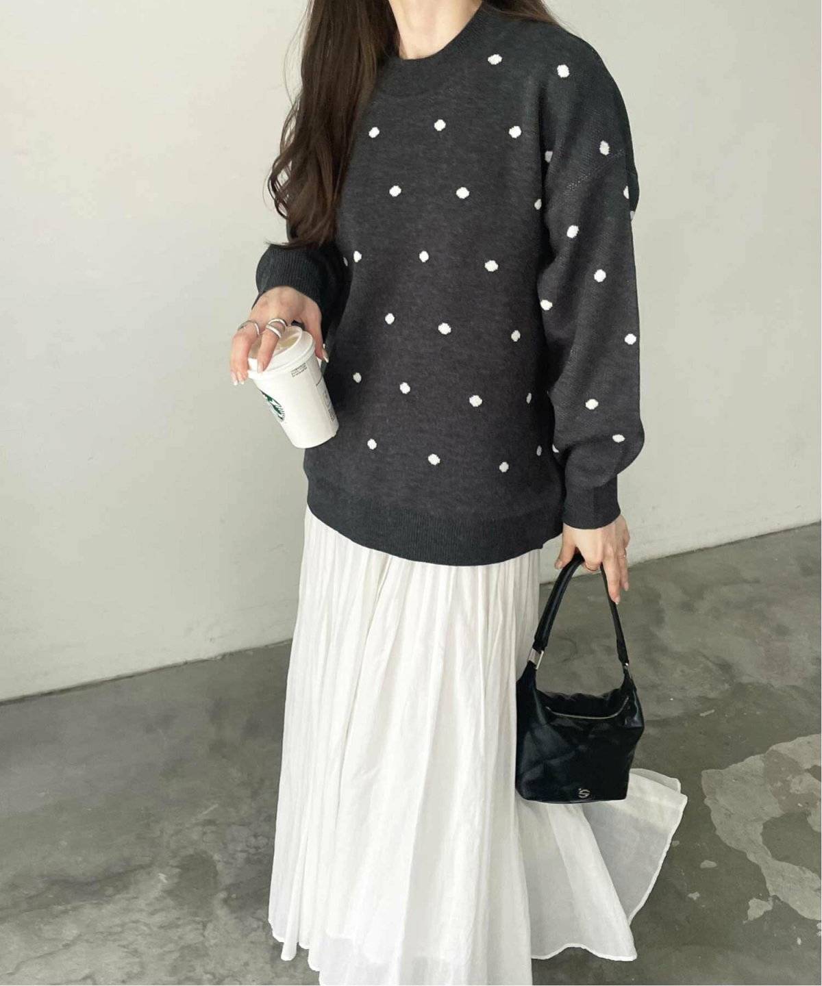 スカートコーデの女性