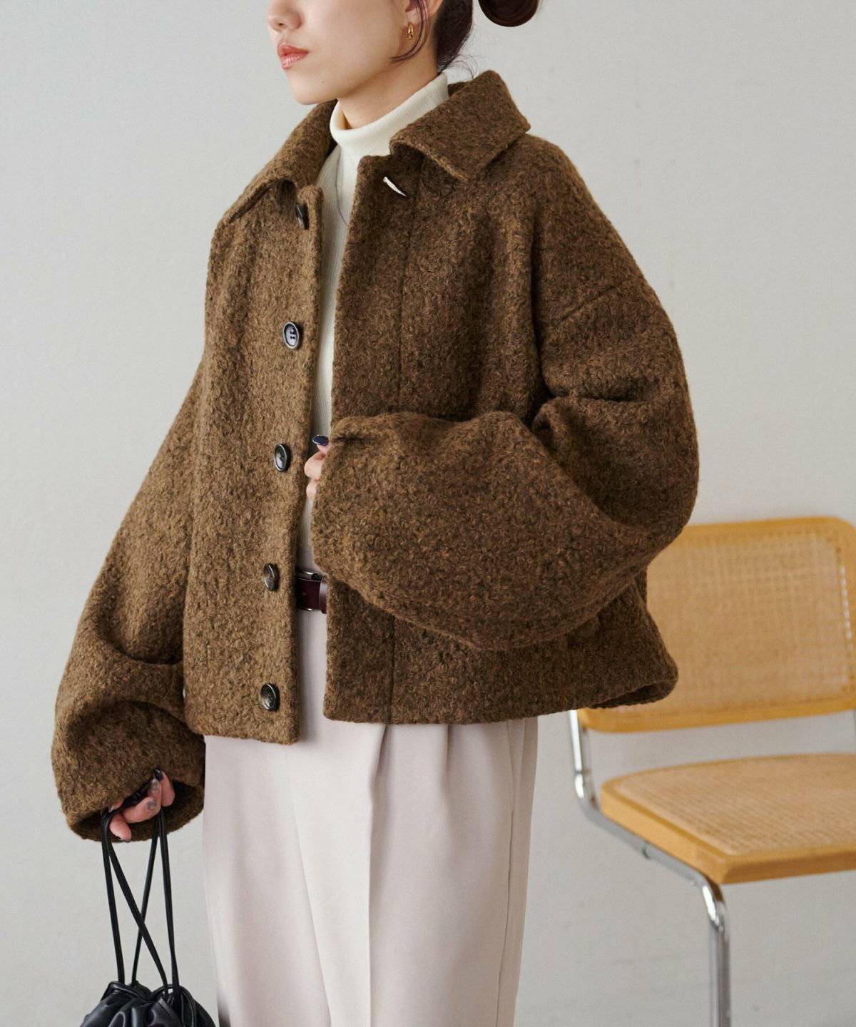 パンツコーデの女性