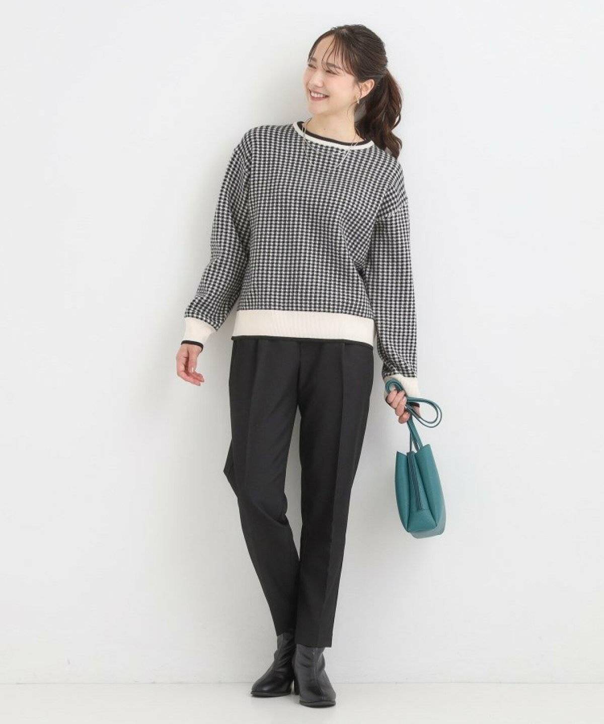 パンツコーデの女性