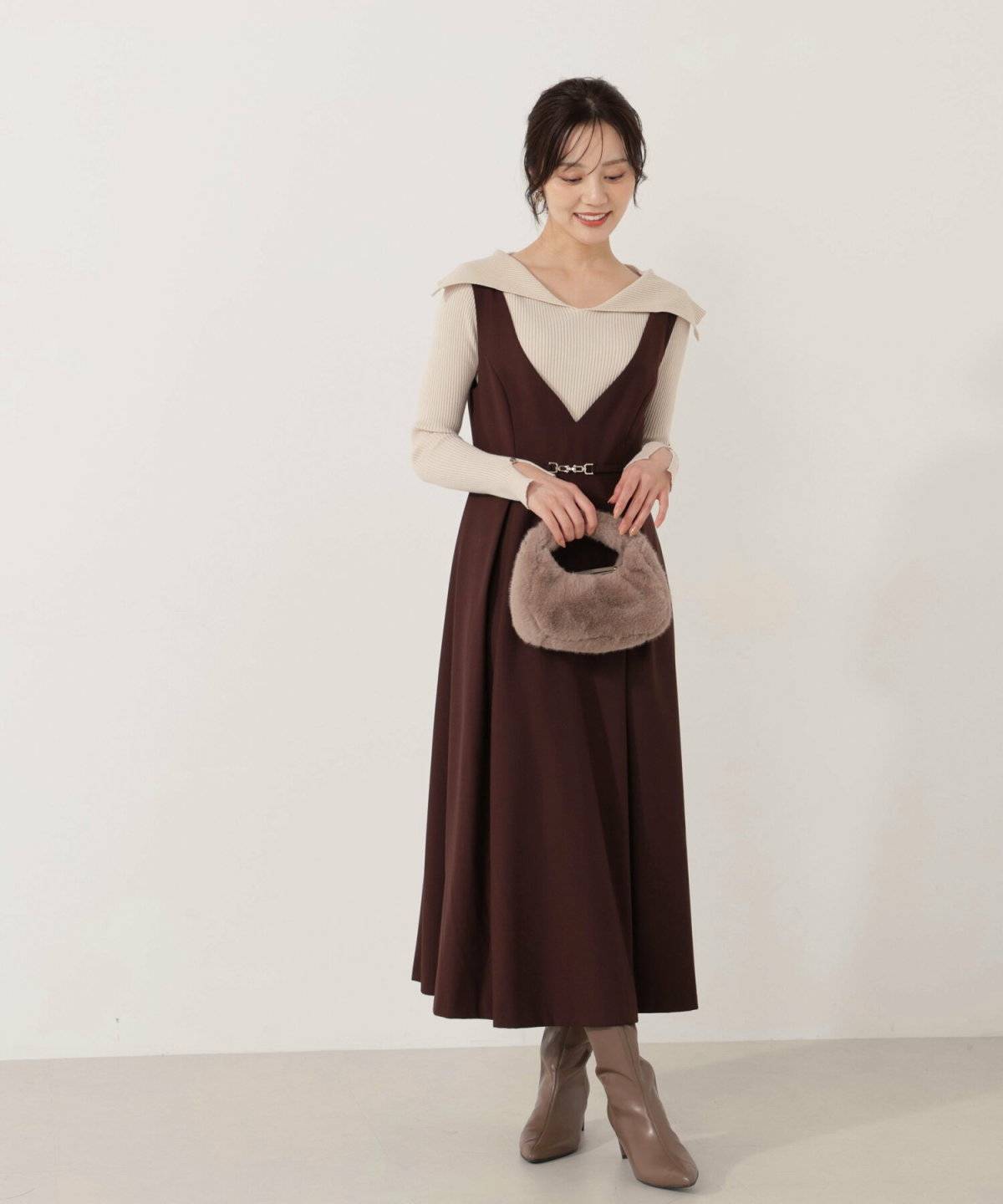 ワンピースコーデの女性