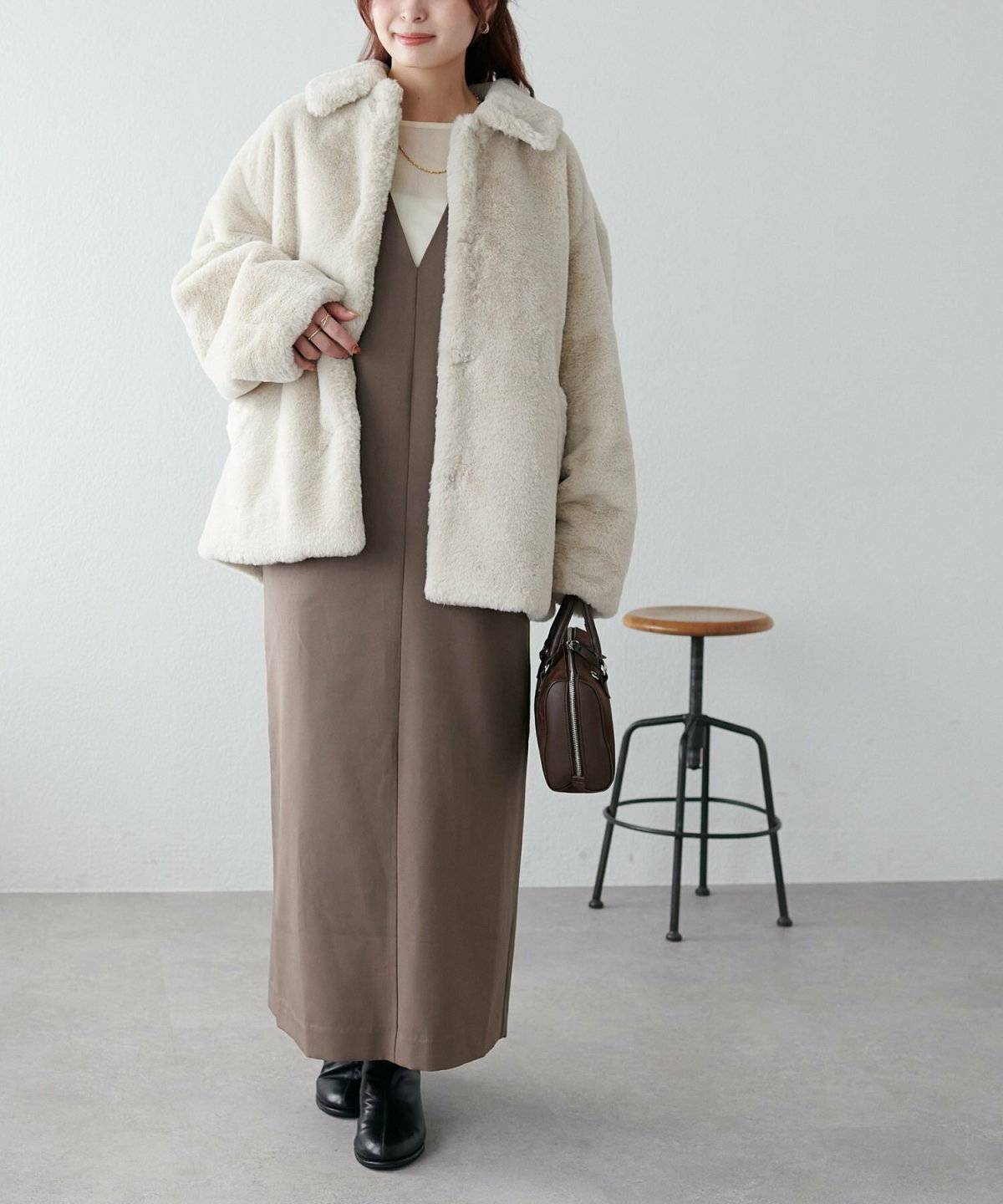 ワンピースコーデの女性