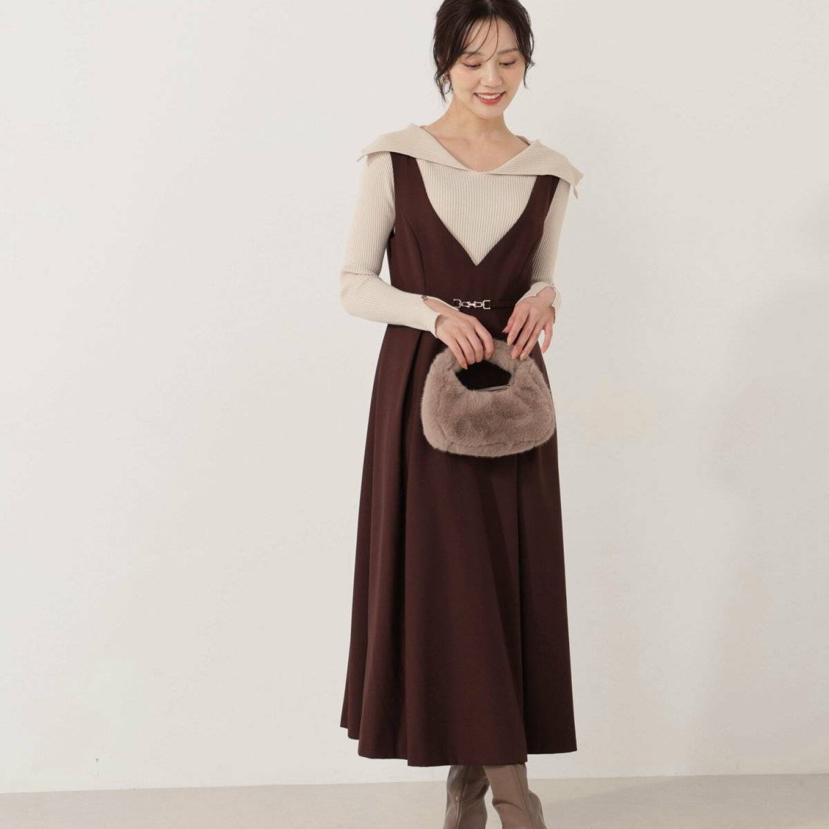 ジャンスカコーデの女性