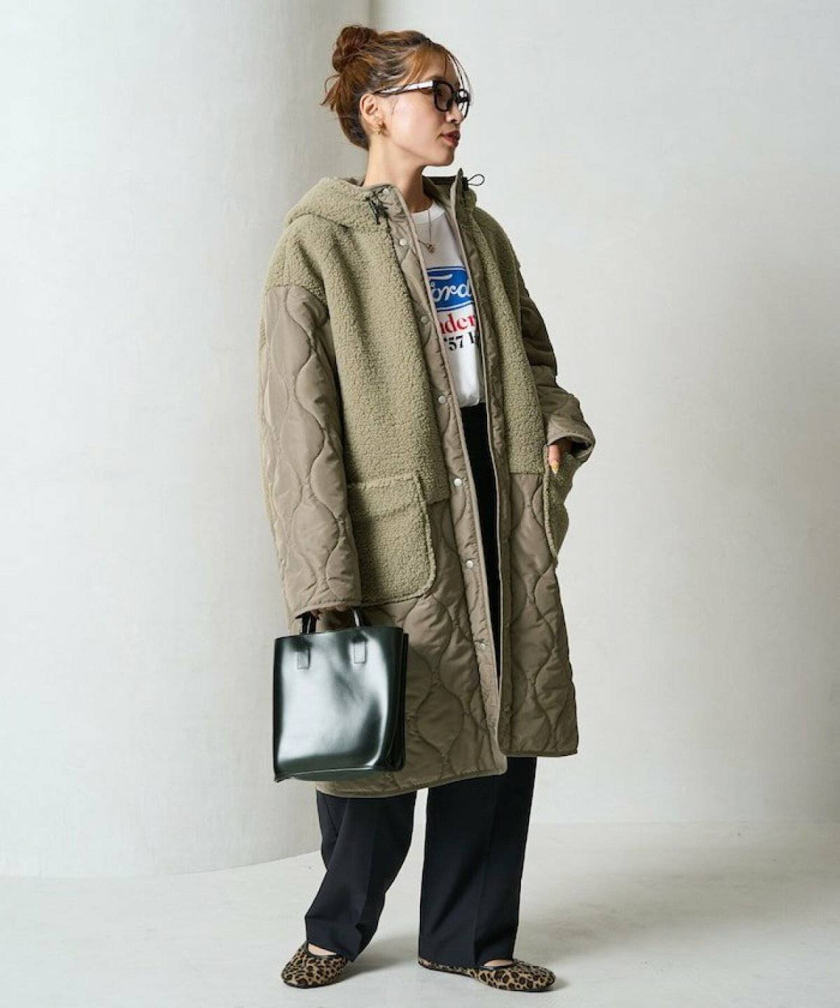 キルティングコートを羽織った女性