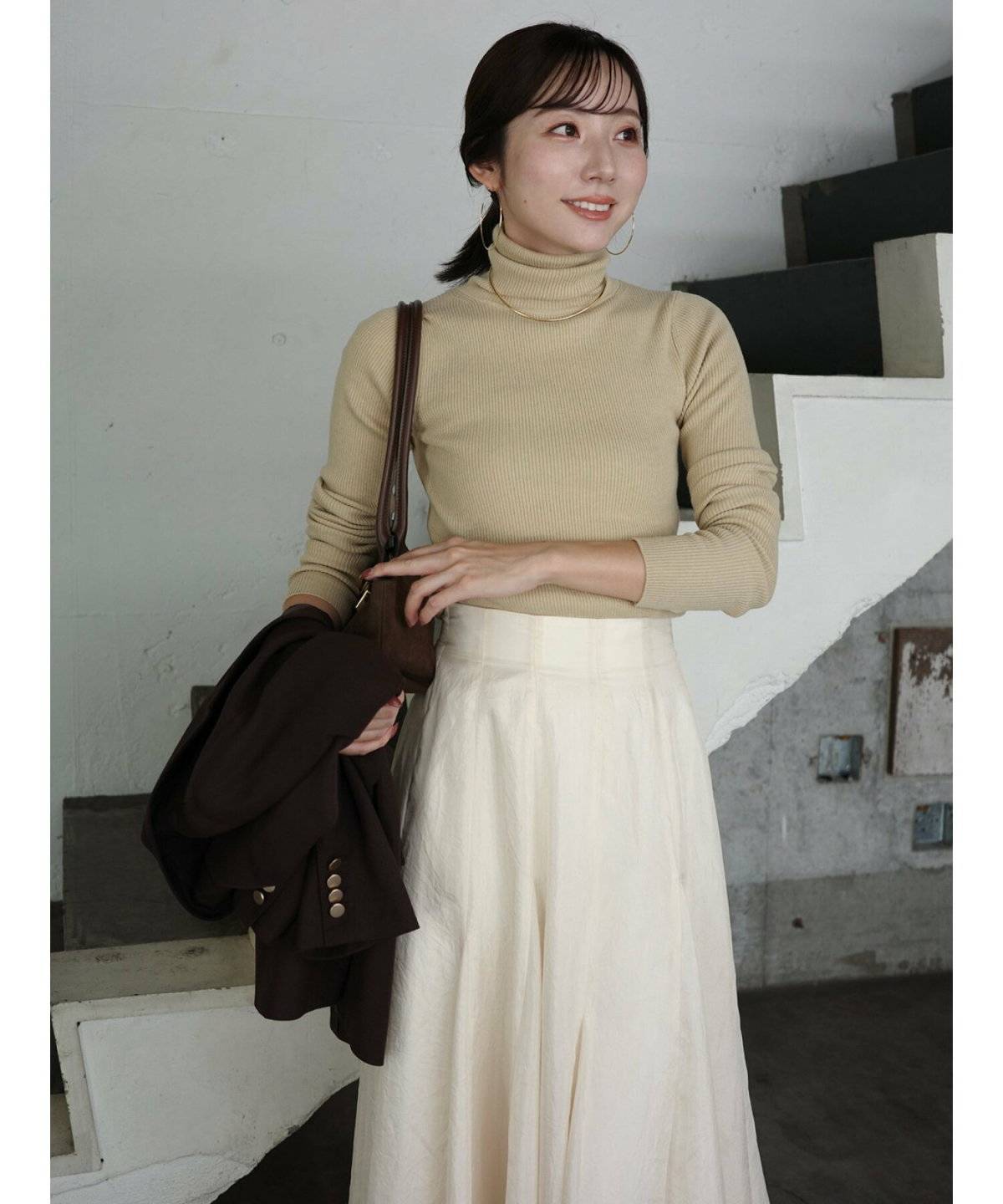 淡色コーデの女性