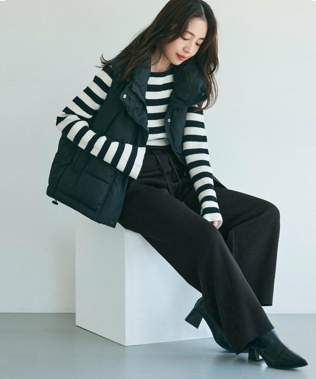 モノトーンコーデの女性