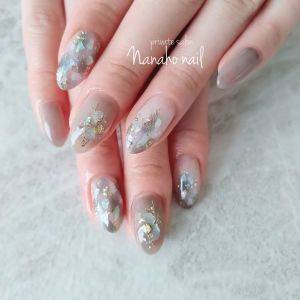 【2025年秋】大人のこなれ感を演出。周りと差がつくグレーネイル5選