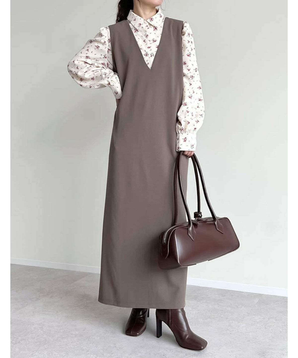 ワンピースコーデの女性