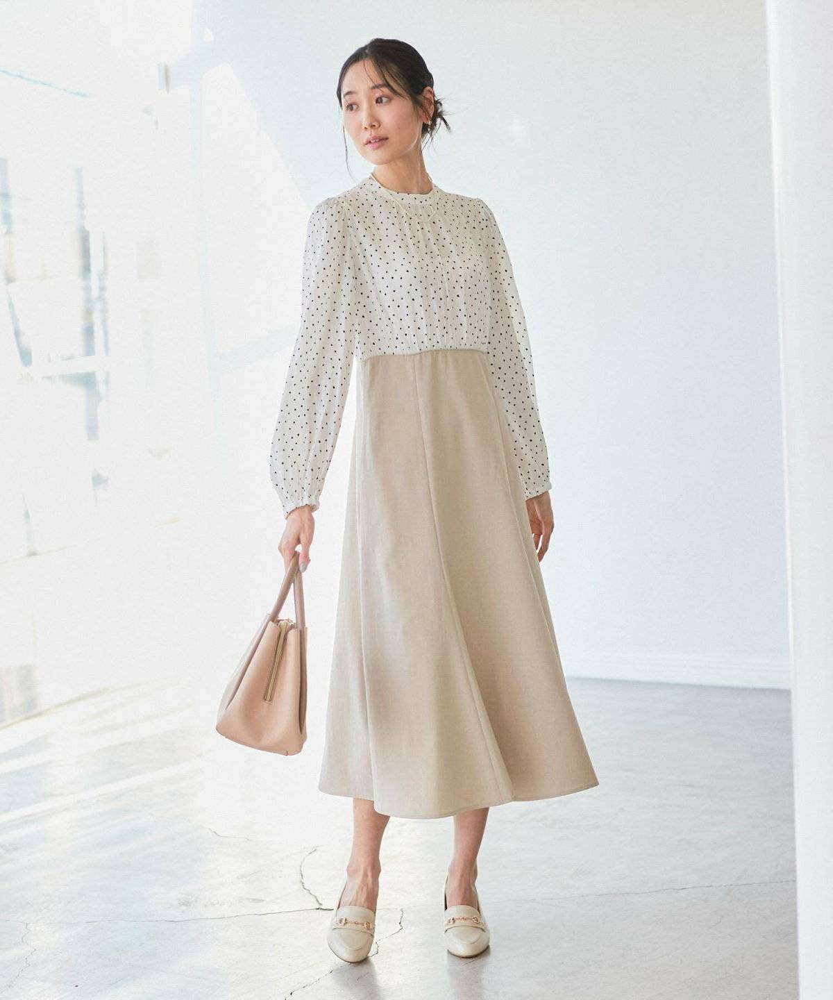 ワンピースコーデの女性